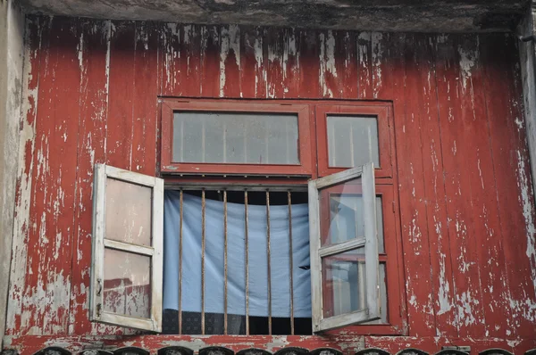 Ventana abierta de la antigua casa de madera roja en Vietnam — Foto de Stock