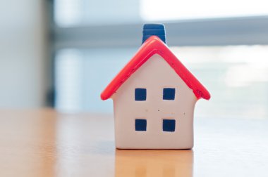 Ev modeli üzerinde bir tablo