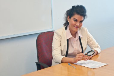İş kadını Büyüteç tarafından sözleşme ayrıntıları inceleyin