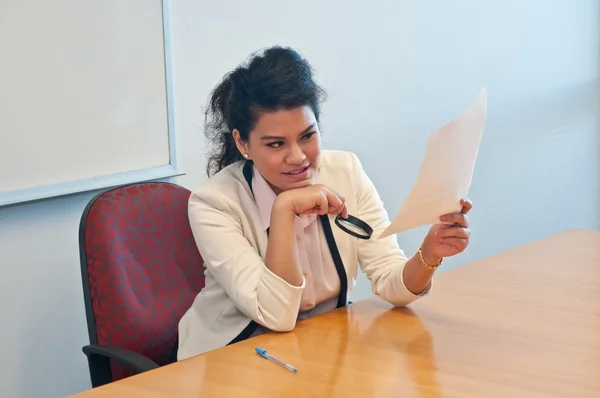 Business woman examine contract details by magnifier — Stock Photo, Image