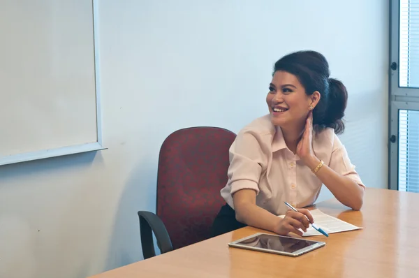 Business woman listen to other colleagues talking — Stock Photo, Image