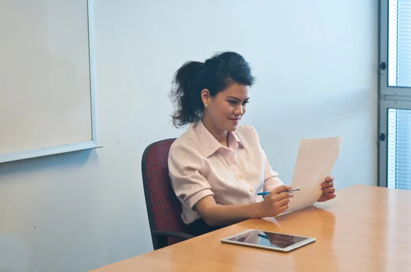 Mulher de negócios que examina contrato em exercício — Fotografia de Stock