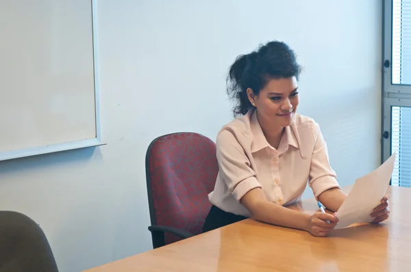 Business woman examining contract agreement in office — Stock Photo, Image