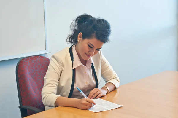 Escritório senhora senta-se e escreve contrato acordo — Fotografia de Stock