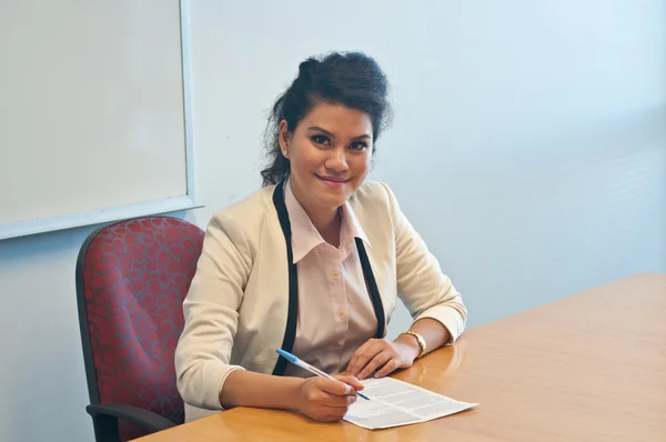 Γυναίκα των επιχειρήσεων υπογραφή συμφωνίας της σύμβασης στο γραφείο — Φωτογραφία Αρχείου