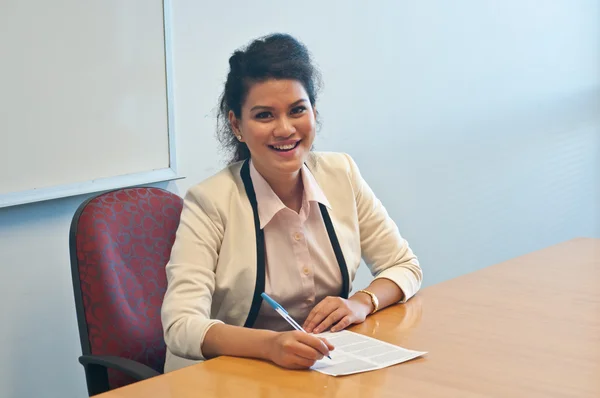 Mulher de negócios que assina contrato no escritório — Fotografia de Stock