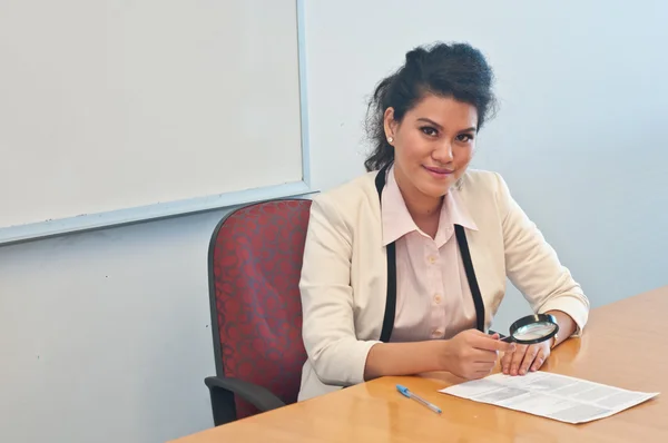 Mujer de negocios examinar los detalles del contrato por lupa —  Fotos de Stock