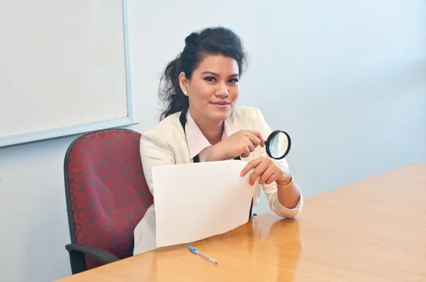 Mulher de negócios examinar detalhes do contrato por lupa — Fotografia de Stock