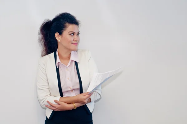 Mulher segurando contrato de negócios em fundo branco — Fotografia de Stock