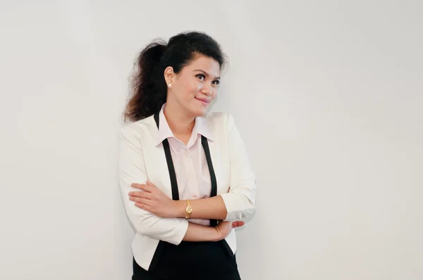 Mujer de negocios está pensando de pie sobre fondo blanco —  Fotos de Stock