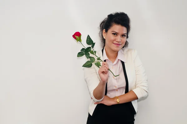 Mujer de negocios de pie y mantenga rosa roja —  Fotos de Stock