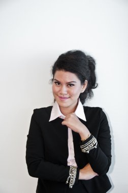 İş kadını beyaz arka plan üzerinde duruyor