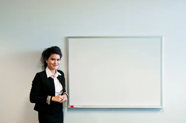 Mulher de negócios presente com quadro de desenho sobre fundo branco — Fotografia de Stock