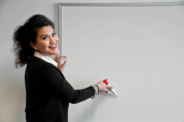 Mulher de negócios presente com quadro de desenho sobre fundo branco — Fotografia de Stock