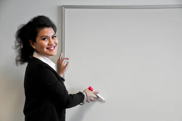 Mujer de negocios presente con tablero de dibujo sobre fondo blanco —  Fotos de Stock