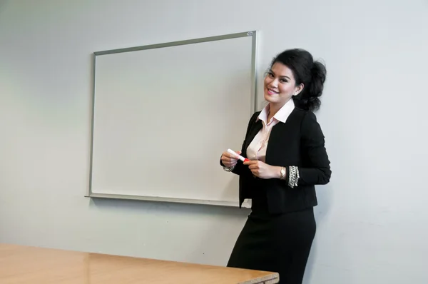 Mulher de negócios presente com quadro de desenho sobre fundo branco — Fotografia de Stock