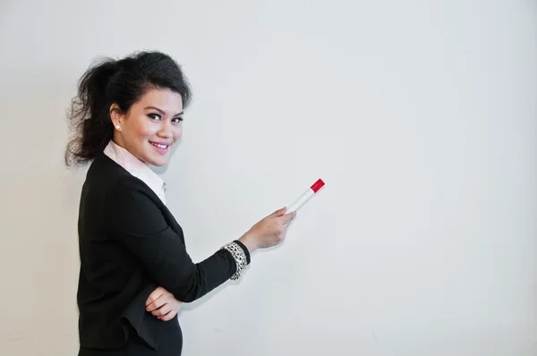 Mulher de negócios presente com caneta no fundo branco e rindo — Fotografia de Stock