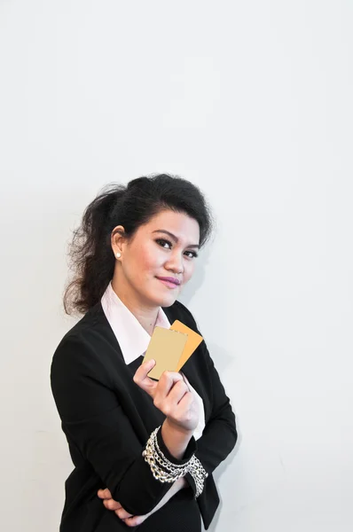 ビジネスの女性は、白い背景の上クレジット カードを表示します。 — ストック写真