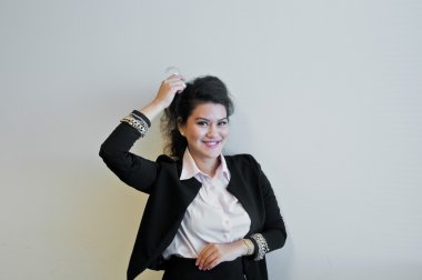 İş kadını tutun ampul beyaz arka plan üzerinde