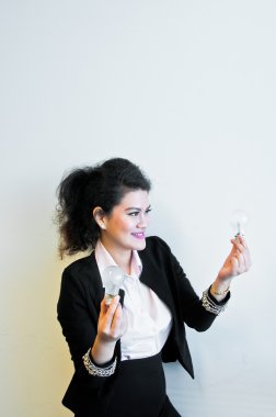 İş kadını tutun ampul beyaz arka plan üzerinde