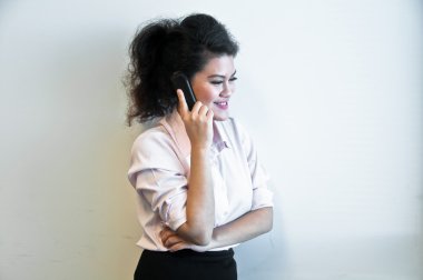 İş kadını beyaz arka plan üzerinde çağrısı yapma