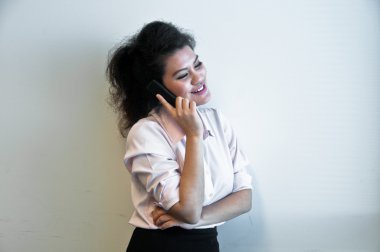 İş kadını beyaz arka plan üzerinde çağrısı yapma