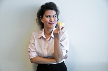 İş kadını tutun çedar peyniri oyuncak modeli