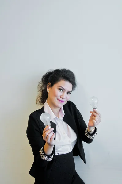 Mujer de negocios mantenga la bombilla sobre fondo blanco —  Fotos de Stock