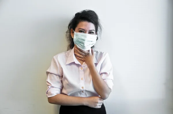 Деловая женщина носит гигиеническую маску и больна — стоковое фото