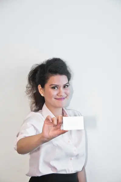 Mujer de negocios mostrar blanco tarjeta en blanco en el fondo blanco —  Fotos de Stock