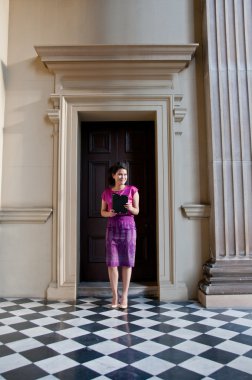 Tay ipek geleneksel elbiseli kadın tutun iş not defteri