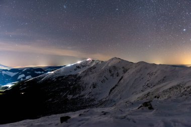 Kış mevsiminde dağların üzerinde büyülü yıldızlı gece, Slovakya 'daki Low Tatras Ulusal Parkı