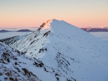 Low Tatras 'ın ana sırtı, Slovakya' daki ulusal park, gün batımında dağları kapladı