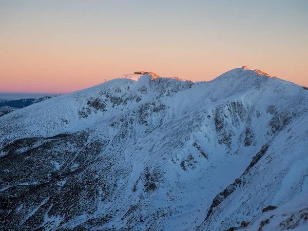 Low Tatras 'ın ana sırtı, Slovakya' daki ulusal park, Chopok, gün batımında dağları kapladı