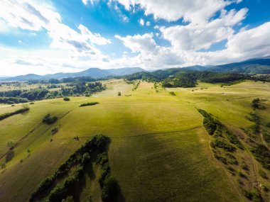 Avrupa kırsalları, ilkbaharda çarpıcı hava manzarası, mavi bulutlu gökyüzü