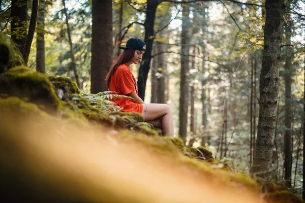 Грустная Молодая Европейская Девушка Сидит Лесу — стоковое фото