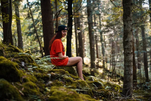 Tristă Tânără Europeană Stând Într Pădure — Fotografie, imagine de stoc