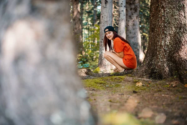 Счастливая Молодая Европейская Девушка Сидит Лесу — стоковое фото