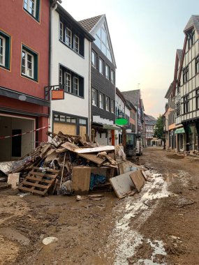 Kötü Munstereifel, Almanya. 22 Temmuz 2021 Büyük bir selden sonra. Şiddetli yağmurlar bir günden daha fazla sürdü. Nehirler ve nehirler taştı.. 