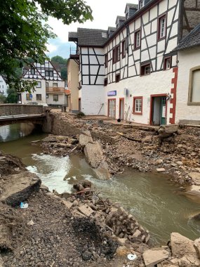 Kötü Munstereifel, Almanya. 22 Temmuz 2021 Büyük bir selden sonra. Şiddetli yağmurlar bir günden daha fazla sürdü. Nehirler ve nehirler taştı.. 
