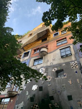 Viyana, Avusturya 21 Haziran 2021. Hundertwasser Evi, Avusturyalı sanatçı ve mimar Friedensreich Hundertwasser tarafından 1983-1986 yılları arasında mimar Josef Kravina ile birlikte inşa edilmiştir..