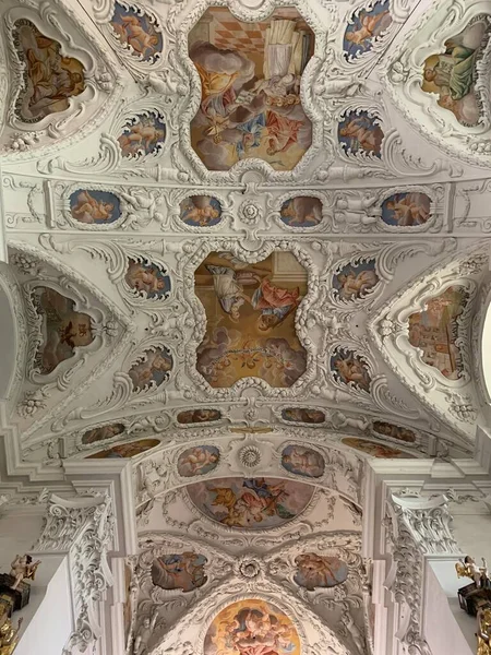 オーストリアのスタインツ 2021年6月23日 オーストリアのスティーニャ州にあるStainz城 バロック様式の複合体はメラノ伯領に属しています 旧修道院の教会の内部 — ストック写真