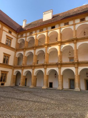 Graz, Avusturya 20 Haziran 2021. Eggenberg Şatosu - Styria 'nın en büyük aristokrat evi. Dünya Mirasları Listesi 'ne (2010 yılından bu yana) dahil olarak Graz' ın kenar mahallelerinde yer almaktadır. Kale avlusu 