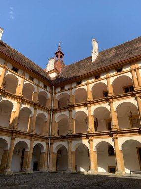 Graz, Avusturya 20 Haziran 2021. Eggenberg Şatosu - Styria 'nın en büyük aristokrat evi. Dünya Mirasları Listesi 'ne (2010 yılından bu yana) dahil olarak Graz' ın kenar mahallelerinde yer almaktadır. Kale avlusu 