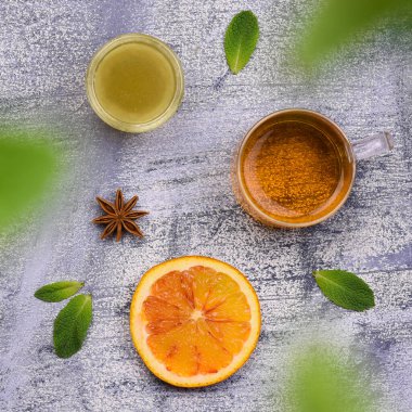 Masada çay ve meyve var.