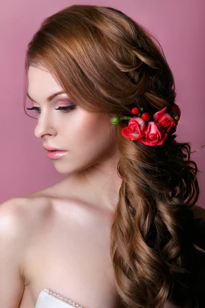 Schoonheid Model vrouw gezicht. Perfecte huid. Professionele Make-up.Makeup. Mooi jong meisje met een florale ornament in haar haar. Mooie vrouw haar gezicht aan te raken. — Stockfoto