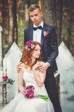 Gelin ve damat gün açık havada yürüyüş düğününde Doğa bahar