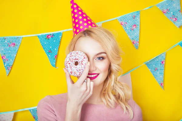 Menina beleza tendo donuts coloridos. Mulher alegre engraçada com doces, sobremesa. Dieta, conceito de dieta. Junk food, Celebração e festa . — Fotografia de Stock