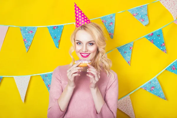 Menina beleza tendo donuts coloridos. Mulher alegre engraçada com doces, sobremesa. Dieta, conceito de dieta. Junk food, Celebração e festa . — Fotografia de Stock