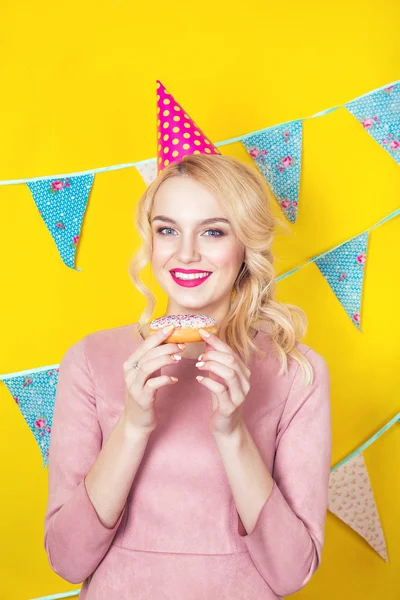 Menina beleza tendo donuts coloridos. Mulher alegre engraçada com doces, sobremesa. Dieta, conceito de dieta. Junk food, Celebração e festa . — Fotografia de Stock